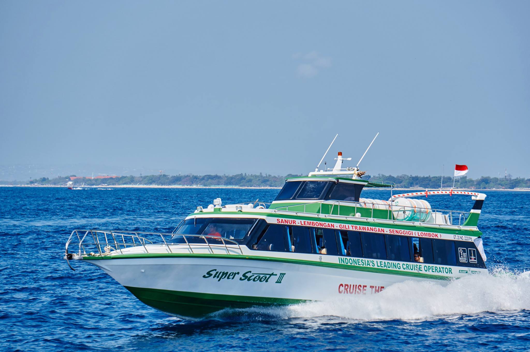 scoot fast cruises speedboat